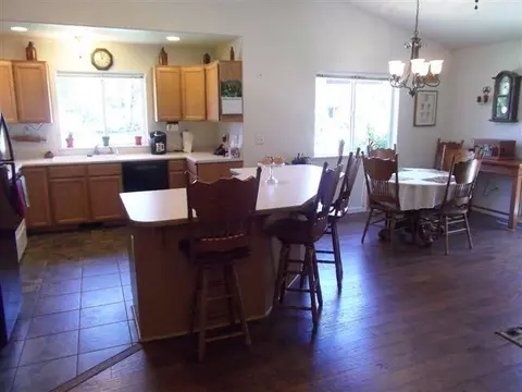 34 Pineridge Ln, Eagle Point, OR 97524 photo 2