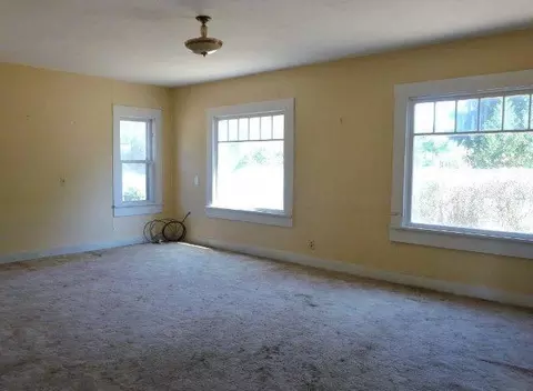 415 Pine St, Phoenix, OR 97535 photo 3