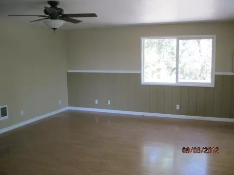 635 Greenleaf Dr, Eagle Point, OR 97524 photo 3