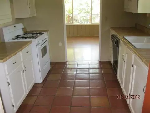 635 Greenleaf Dr, Eagle Point, OR 97524 photo 2