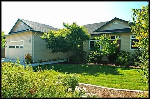 109 Walnut Pl, Phoenix, OR 97535 photo 2