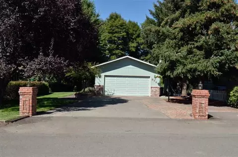 972 Shasta Ave, Eagle Point, OR 97524 photo 3