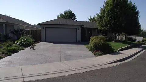 434 Montclair Way, Eagle Point, OR 97524 photo 2