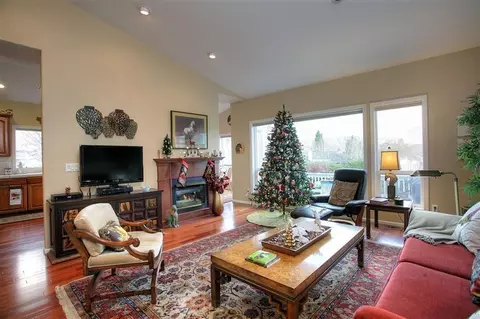 809 Cypress Point Loop, Ashland, OR 97520 photo 3