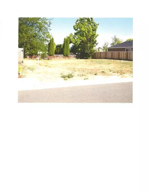 627 John Wayne Dr, Central Point, OR 97502 photo 1