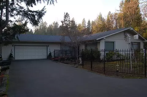 678 Eric Loop, Grants Pass, OR 97526 photo 1
