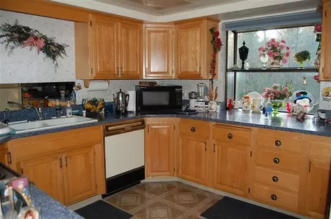 678 Eric Loop, Grants Pass, OR 97526 photo 4
