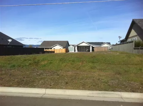 569 Barton Rd, Eagle Point, OR 97524 photo 1