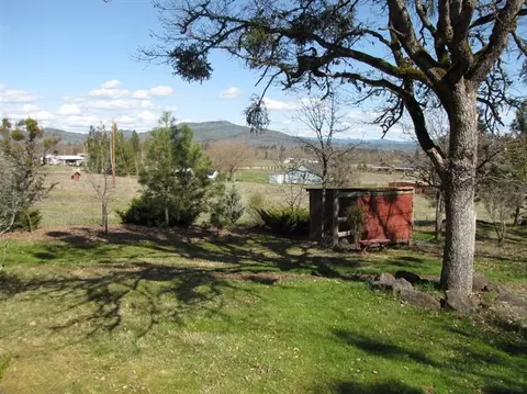 285 Capri Dr, Eagle Point, OR 97524 photo 3