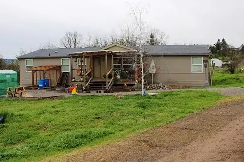 241 Wedgewood Dr, Eagle Point, OR 97524 photo 2