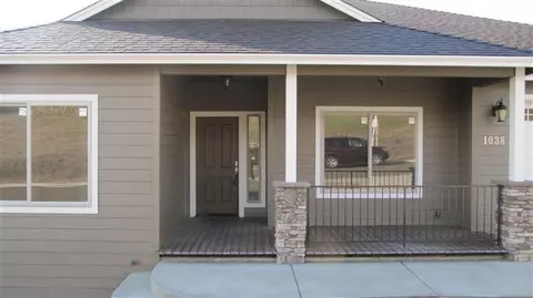 1038 Azure Way, Eagle Point, OR 97524 photo 3