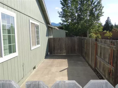 520 C St, Phoenix, OR 97535 photo 3