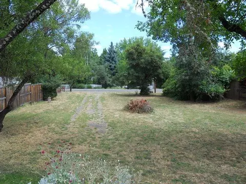 540 E C St, Jacksonville, OR 97630 photo 2