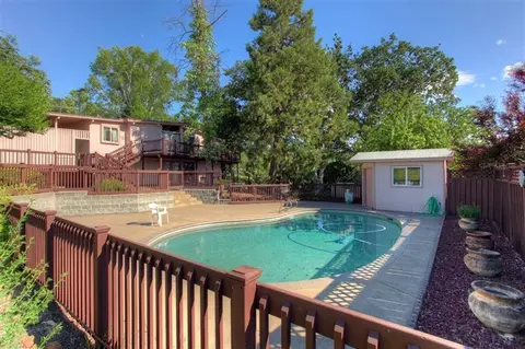 949 Mountain View Rd, Eagle Point, OR 97524 photo 2