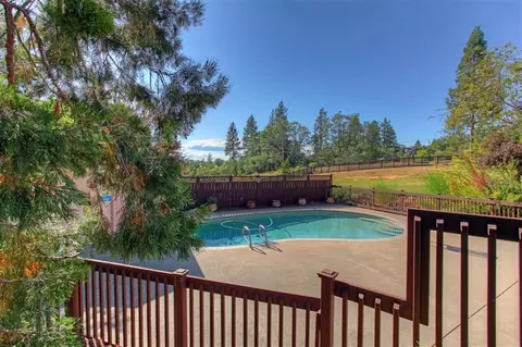 949 Mountain View Rd, Eagle Point, OR 97524 photo 17
