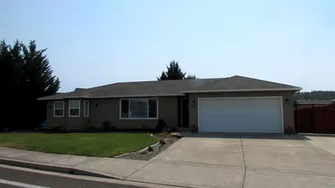 471 Crystal Dr, Eagle Point, OR 97524 photo 1