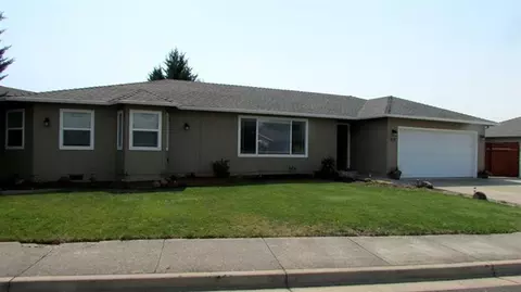 471 Crystal Dr, Eagle Point, OR 97524 photo 2