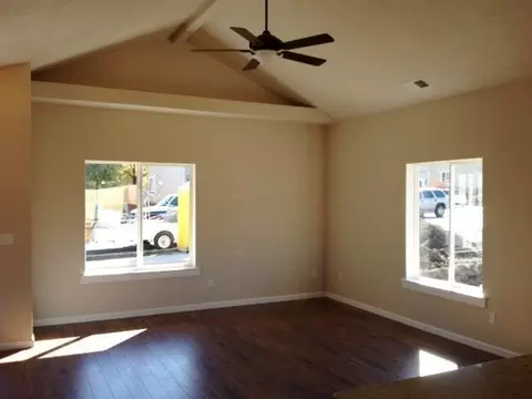 316 Everett Way, Talent, OR 97540 photo 2