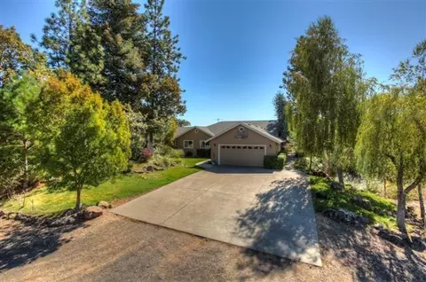 898 Crowfoot Rd, Eagle Point, OR 97524 photo 1