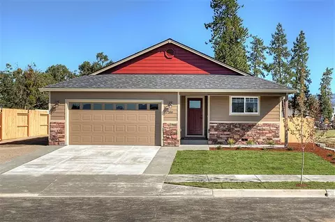 200 Singing Grass Dr, Central Point, OR 97502 photo 1