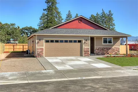 200 Singing Grass Dr, Central Point, OR 97502 photo 2