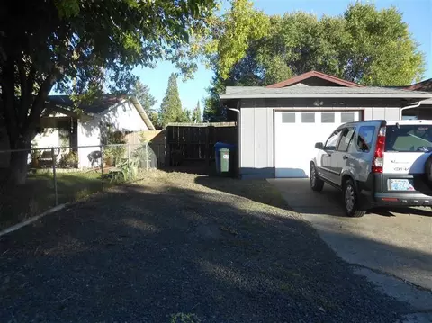 323 S Buchanan Ave, Eagle Point, OR 97524 photo 7