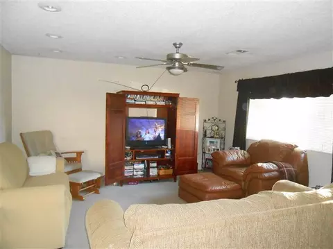 323 S Buchanan Ave, Eagle Point, OR 97524 photo 2