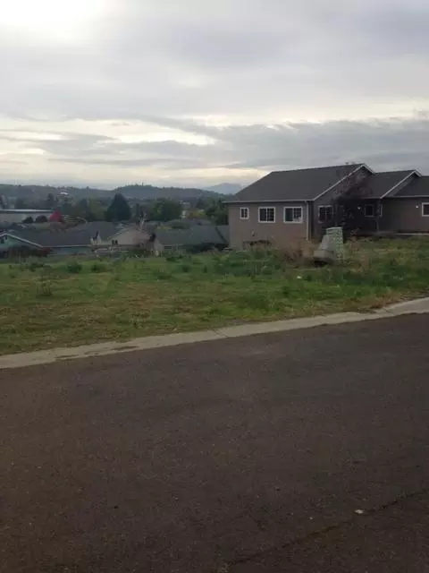 532 N Heights Dr, Eagle Point, OR 97524 photo 2