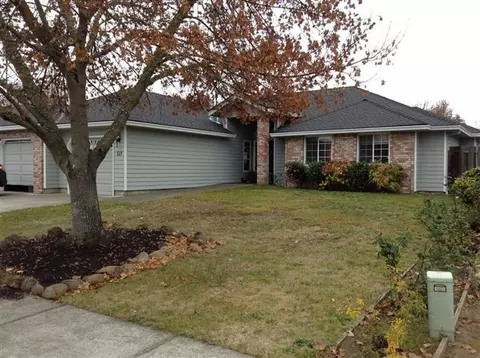 527 Brandon St, Central Point, OR 97502 photo 1