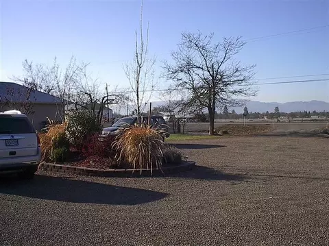 6846 Table Rock Rd, Central Point, OR 97502 photo 3