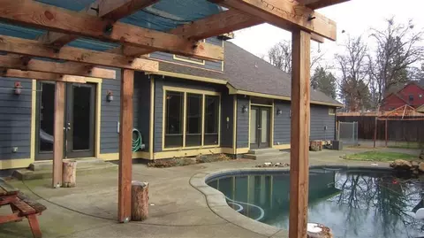 363 Cherry Wood, Eagle Point, OR 97524 photo 9