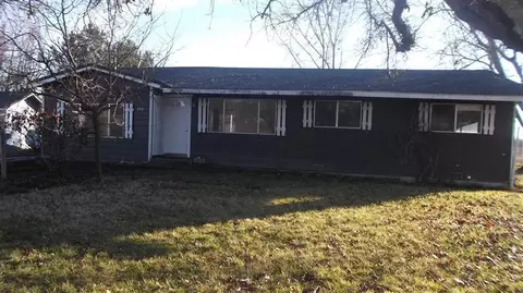 390 E Gregory Rd, Central Point, OR 97502 photo 2