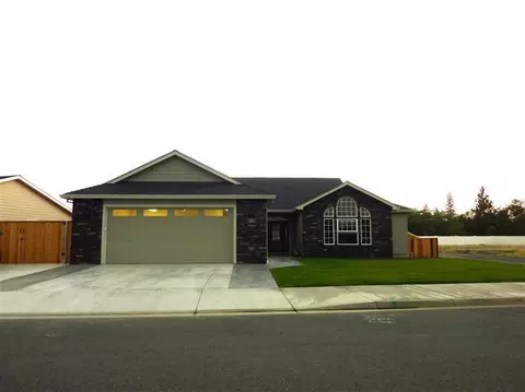 905 Arrowhead Trl, Eagle Point, OR 97524 photo 1