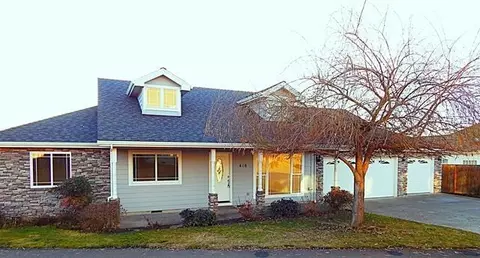 416 Leandra Ln, Eagle Point, OR 97524 photo 2