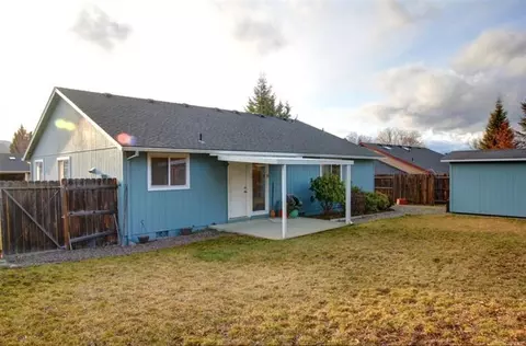 527 S C St, Phoenix, OR 97535 photo 4