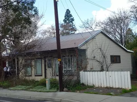 302 4th St, Phoenix, OR 97535 photo 1