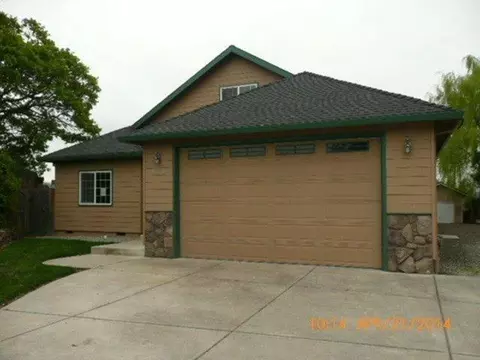 939 Crystal Dr, Eagle Point, OR 97524 photo 1