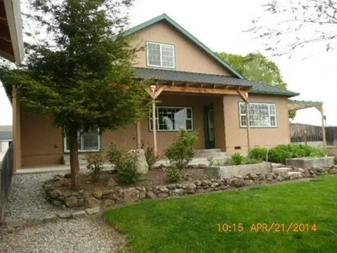 939 Crystal Dr, Eagle Point, OR 97524 photo 2