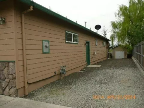 939 Crystal Dr, Eagle Point, OR 97524 photo 3