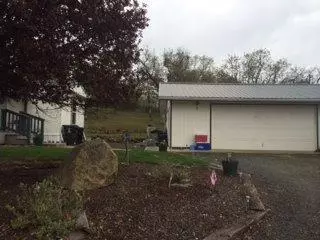 585 Ayres St, Eagle Point, OR 97524 photo 2