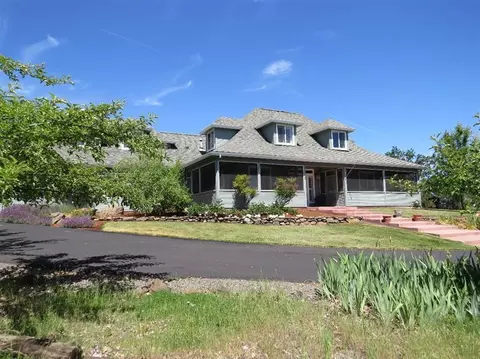261 Sierra Dr, Eagle Point, OR 97524 photo 1