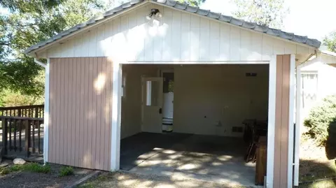 1500 Applegate Ave, Grants Pass, OR 97527 photo 3