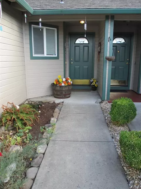 433 Crystal Dr, Eagle Point, OR 97524 photo 1