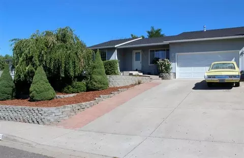 634 N Heights Dr, Eagle Point, OR 97524 photo 1