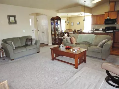 657 Sheffield Dr, Eagle Point, OR 97524 photo 2