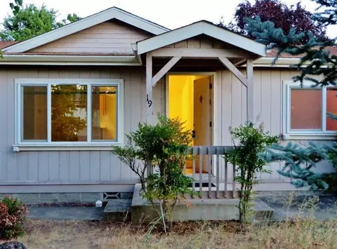 19 Kingfisher Ct, Eagle Point, OR 97524 photo 2