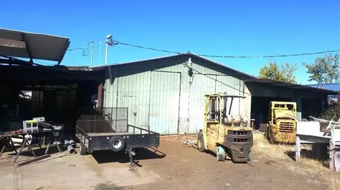 427 E Vilas Rd, Central Point, OR 97502 photo 1
