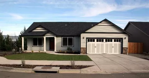 539 N Heights Dr, Eagle Point, OR 97524 photo 2