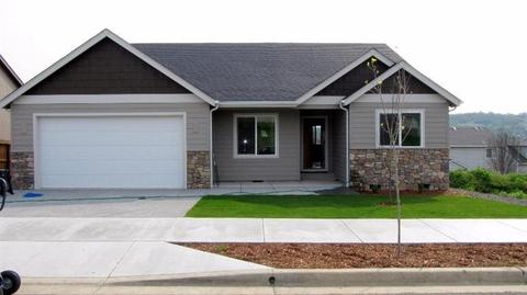 551 N Heights Dr, Eagle Point, OR 97524 photo 2