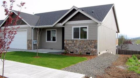 551 N Heights Dr, Eagle Point, OR 97524 photo 1